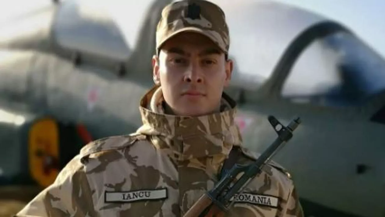 Erou în timpul liber: Un soldat din Târgoviște a salvat o bătrână dintr-un incendiu. Intoxicat cu fum, a ajuns la spital (FOTO)