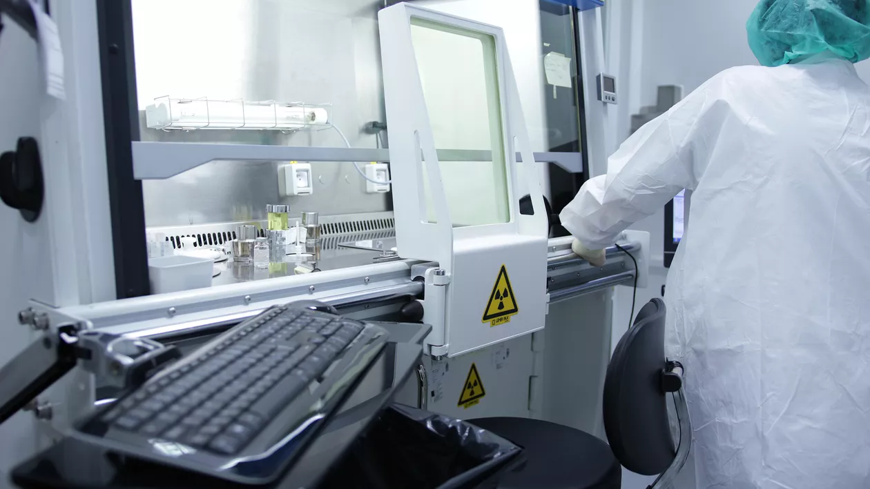 EXCLUSIV // Noile tulpini de COVID-19 amplifică teama apariției unui al treilea val al pandemiei. Cum decid autoritățile efectuarea testelor de secvențiere pentru depistarea noilor variante de coronavirus