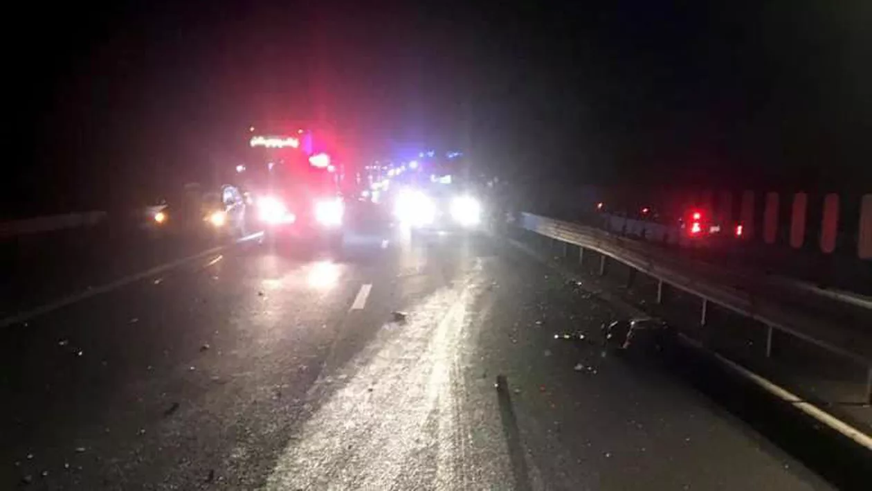 Două persoane au murit, iar alte cinci au fost rănite într-un accident petrecut joi seara pe Autostrada Vestului. O mașină implicată a luat foc