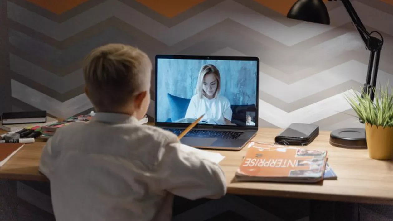 Un profesor este acuzat că a apărut în lenjerie intimă la orele online. Sorin Cîmpeanu a anunțat că a trimis Corpul de control la Școala Centrală