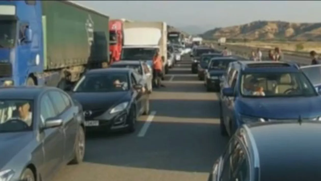 Aglomerație pe DN 1, pe sensul de mers către stațiunile montane. Autoritățile anunță cozi de mașini între Comarnic și Bușteni