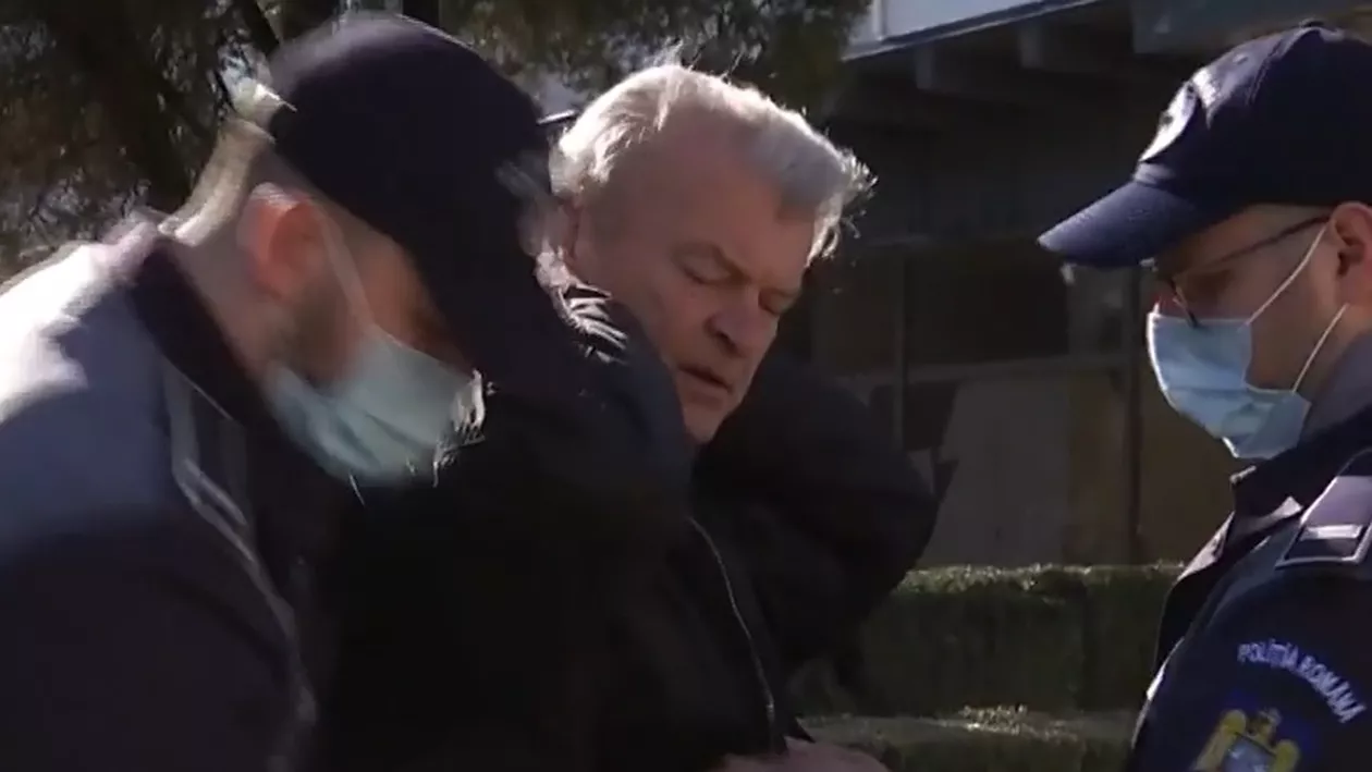 Un bărbat a fost prins în timp ce se plimba pe străzile din Onești cu pistolul la brâu: „Păi nu vedeți ce se întâmplă în oraș?