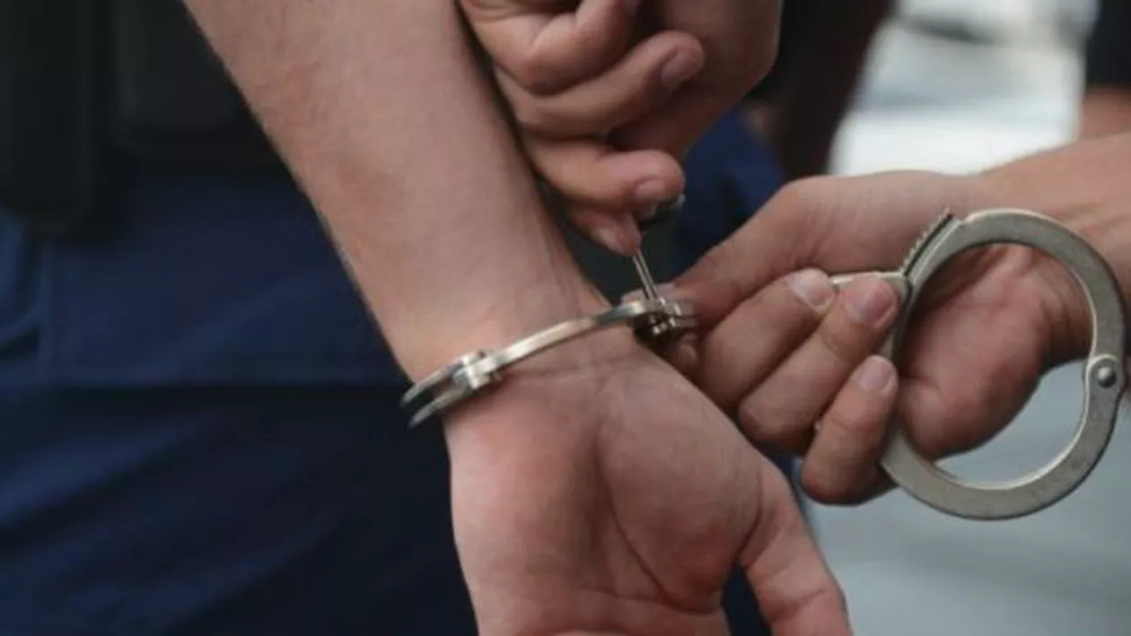 Craiova: Doi tineri, reţinuţi după ce au sechestrat un bărbat şi i-au furat telefonul