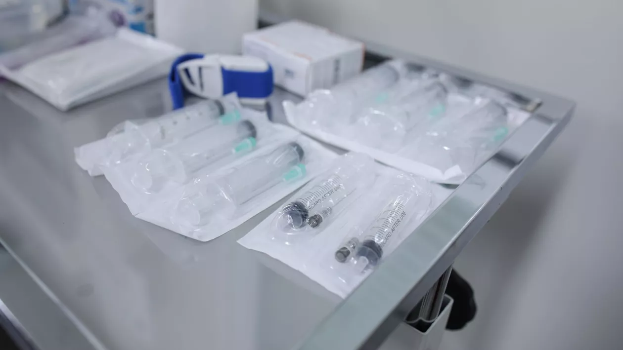 DSP Gorj face verificări în cazul unui bărbat de 47 de ani care a murit la o zi după vaccinare. El a suferit un infarct miocardic acut
