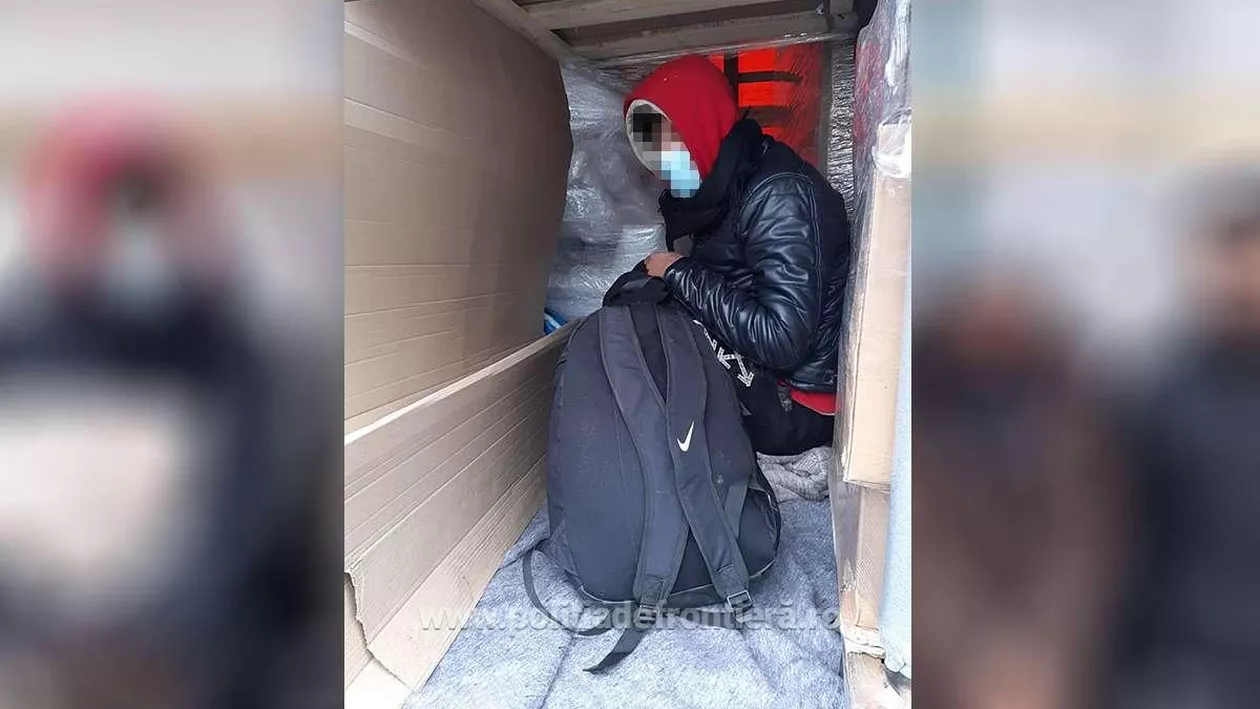 Arad: Cinci afgani, descoperiţi ascunşi într-un camion care ieşea din ţară prin Nădlac II