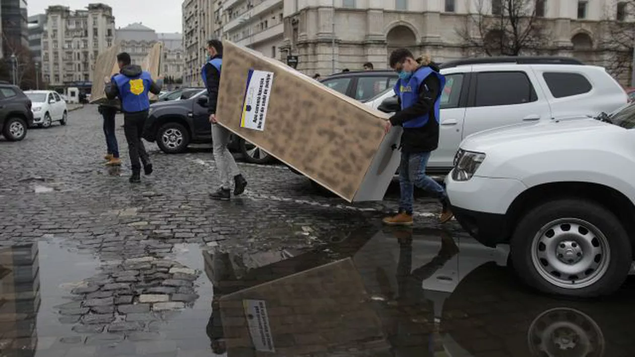 Protest inedit în fața MAI: Reprezentanții polițiștilor au instalat mai multe toalete