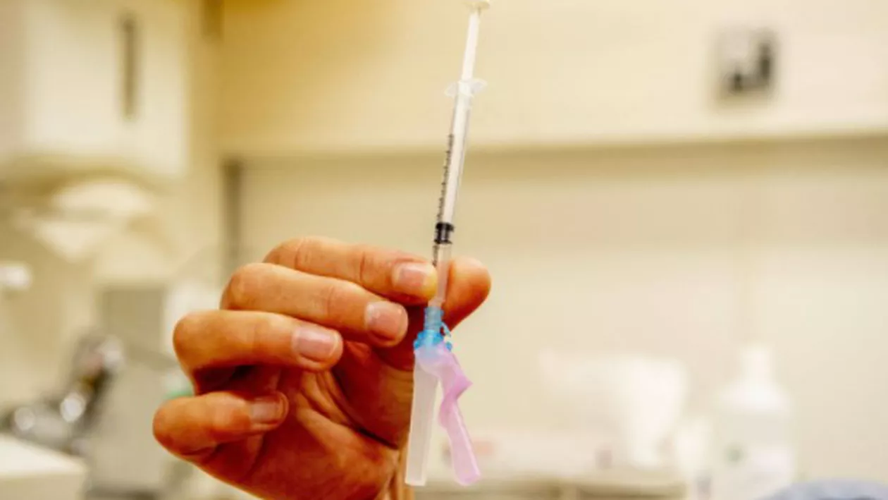 Înscrierea pentru vaccinare la Centrul Institutului Cantacuzino, întreruptă temporar, din cauza numărului mare de persoane programate deja