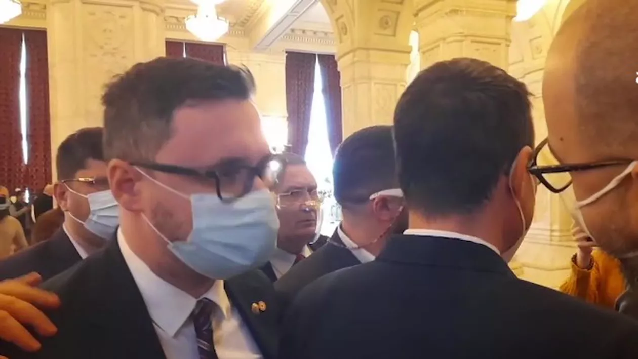 Scandal pe holurile Parlamentului. Doi deputați au fost un pas de bătaie (VIDEO)