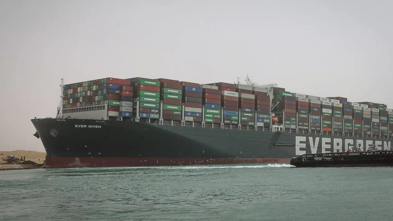 Canalul Suez, blocat: Operațiunile de mutare a navei eșuate ar putea dura câteva săptămâni (VIDEO)