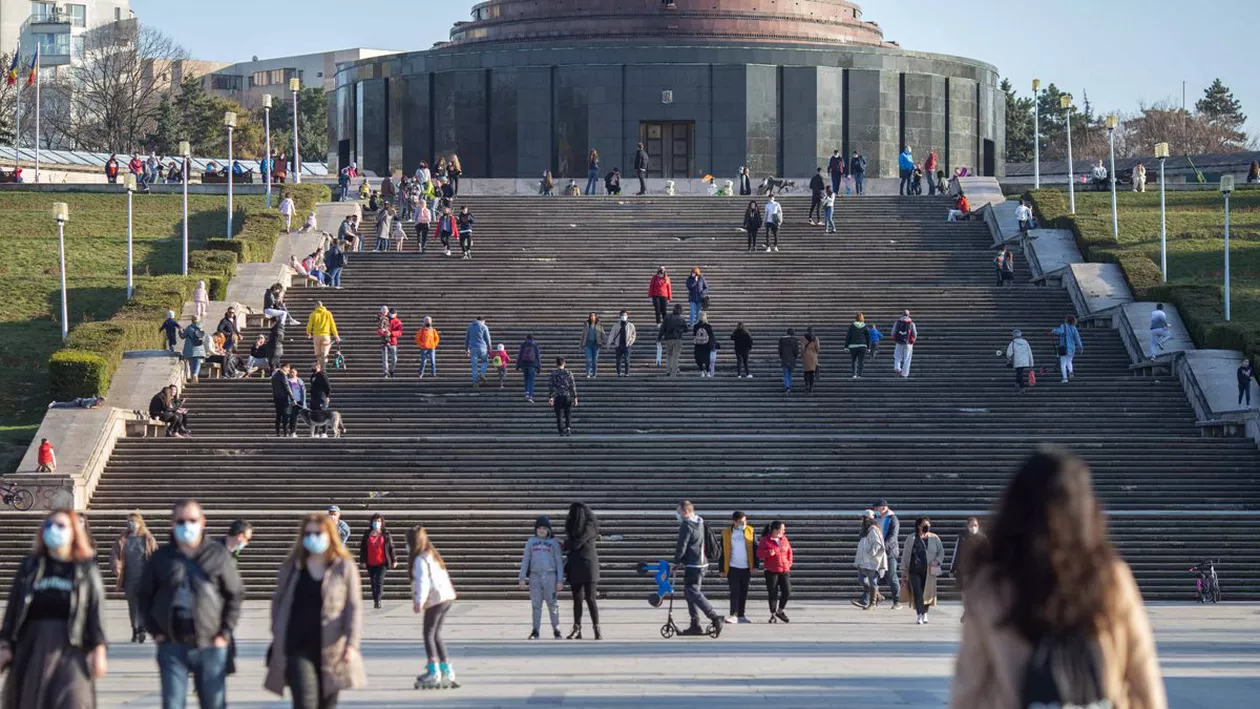 Noile restricții au intrat în vigoare: Terasele și magazinele din Capitală s-au închis la ora 18.00. Circulația este interzisă după ora 20.00 (VIDEO)