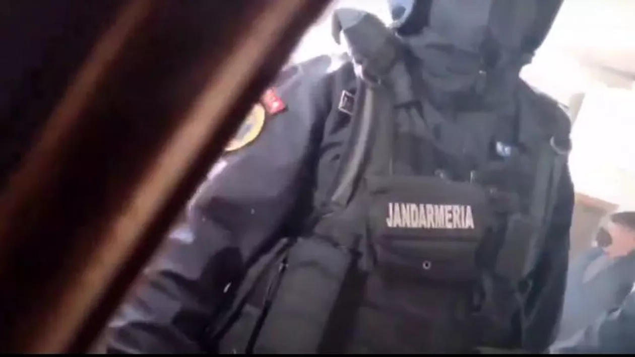 Copii neglijați, luați de la familie după intervenția jandarmilor. Părinții sunt „tracii” opriți la frontieră în noiembrie (VIDEO)