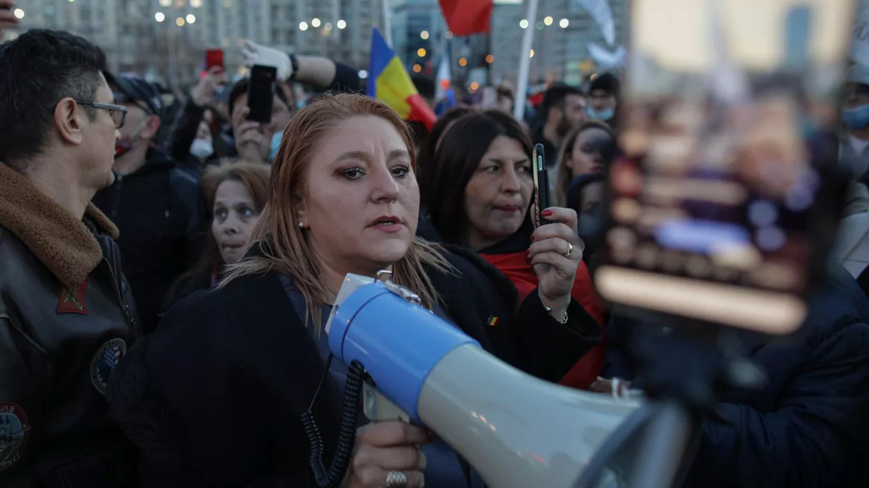 ”Realitatea paralelă” a Dianei Șoșoacă. Senatoarea, la protest: „Franța a renunțat la lockdown! E liberă!” / Macron: Franța intră în lockdown total. Vom pierde controlul dacă nu facem asta (VIDEO)