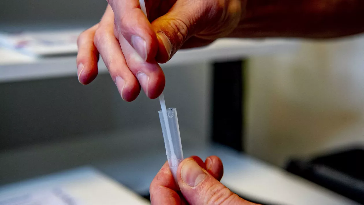 Englezii vor primi gratuit câte două teste COVID rapide pe săptămână. Boris Johnson: E important să nu irosim eforturile de până acum