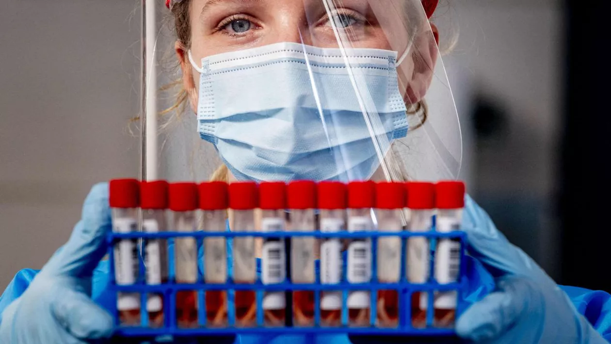 Noua tulpină de COVID-19, considerată rezistentă la vaccin, confirmată în Suceava