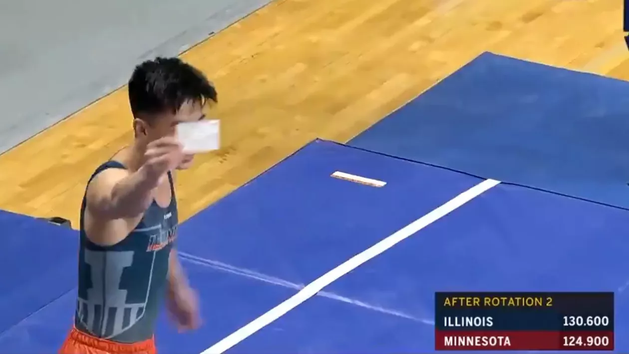 Un gimnast american a celebrat cu certificatul de vaccinare în mână, după ce a sărit perfect (VIDEO)