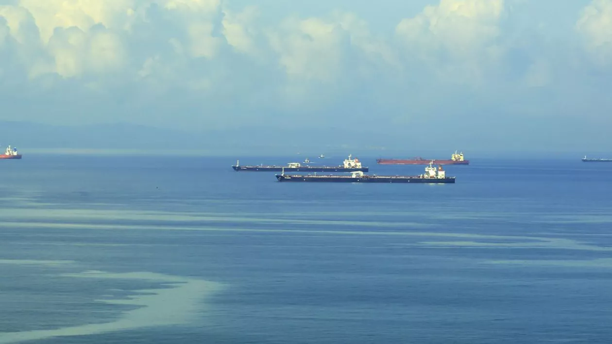 Doi marinari români, răniţi pe o navă aflată în Malaesia: Au suferit arsuri pe 40-50% din corp