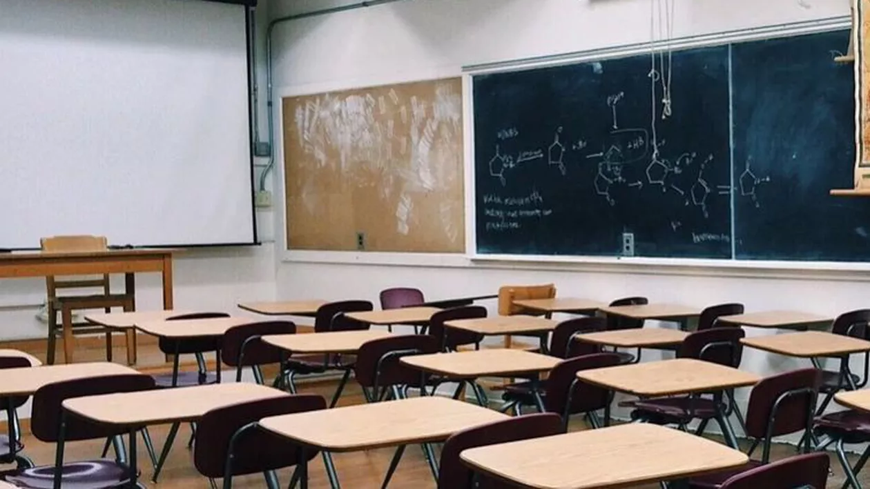 Mai multă şcoală pentru copiii României: ONG-urile și asociațiile de elevi cer începerea noului an şcolar la 1 septembrie şi garantarea unui număr minim de zile de cursuri