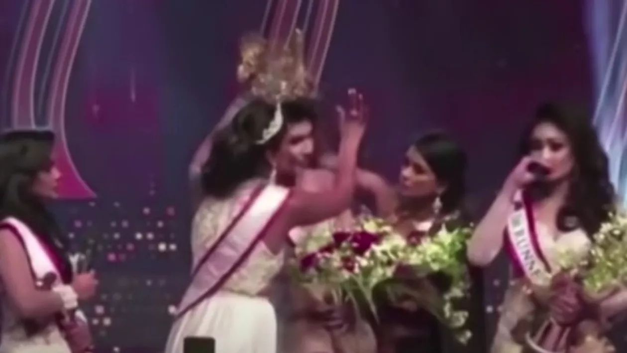 Bătaie între concurente la Mrs Sri Lanka. Câștigătoarea a ajuns la spital, după ce Mrs World a vrut să-i fure coroana (VIDEO)