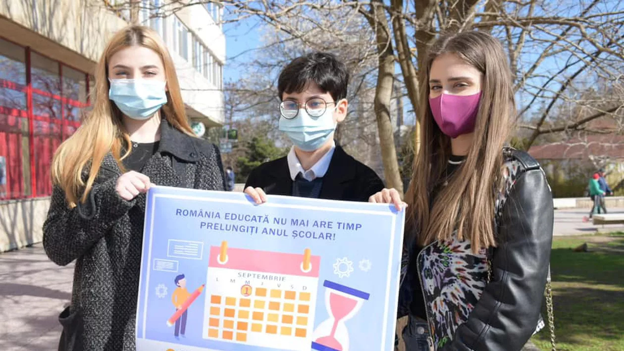 Elevii nemulțumiți îi trimit colete surpriză președintelui Klaus Iohannis. Ce conțin pachetele