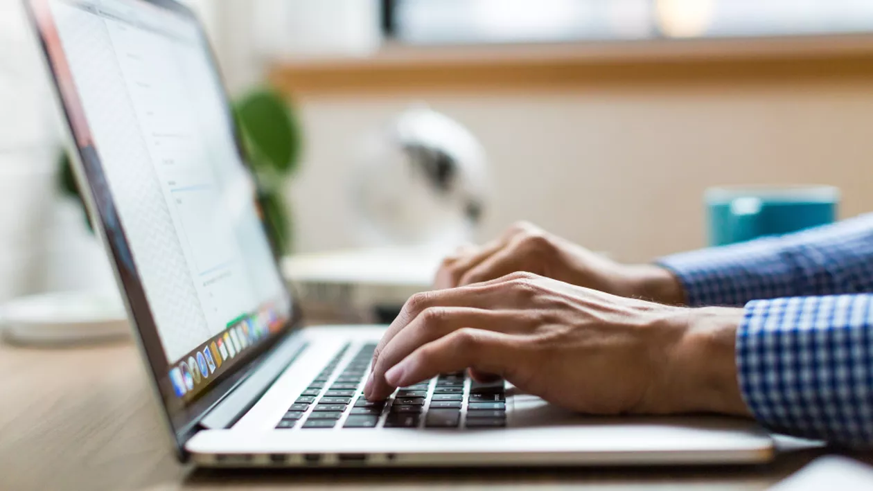 Calculatoarele UPU Târgu Neamţ, virusate după ce au fost accesate inclusiv site-uri de filme pentru adulți (VIDEO)