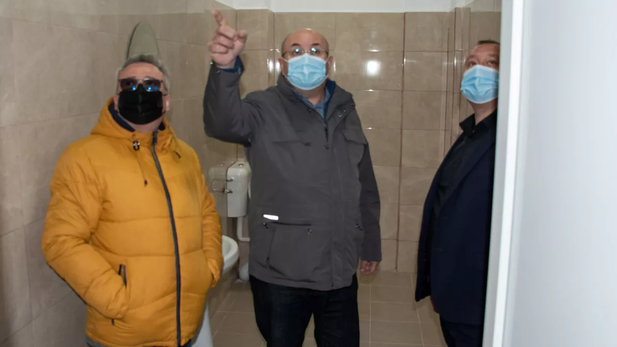 Șefii Consiliului Judeţean Argeş au inaugurat WC-ul de 50.000 de euro al unei școli din mediul rural. „Este grav dacă am ajuns să ne lăudăm cu așa ceva!” (FOTO)