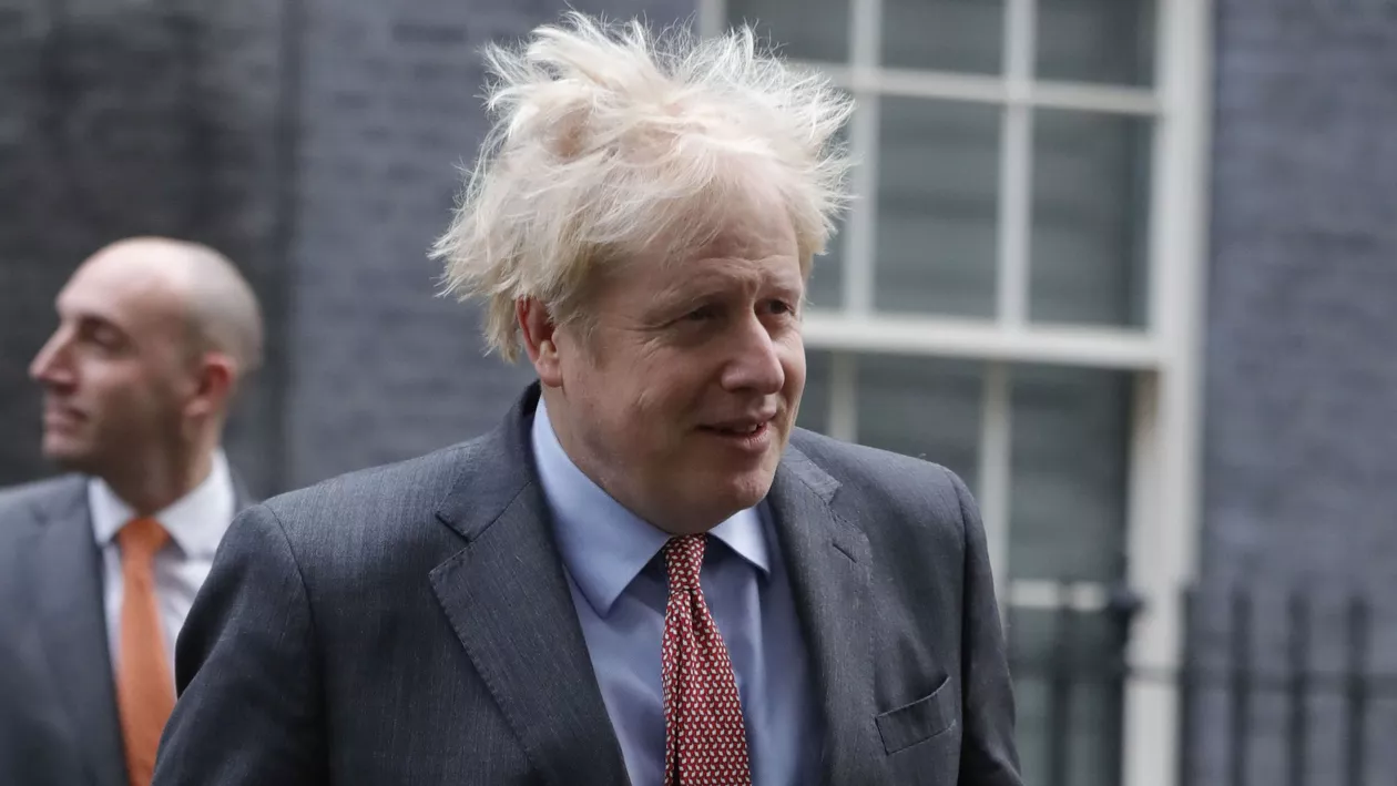 Vaccinarea le-a adus britanicilor ”marea relaxare”. Premierul Boris Johnson s-a tuns chiar în ziua ieşirii din lockdown