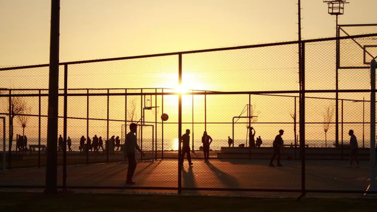 Locuitorii Sectorului 6 ar putea avea acces liber, din 1 mai, la terenuri de sport şi spaţii de recreere amenajate în incinta unităţilor de învăţământ, după finalizarea orelor