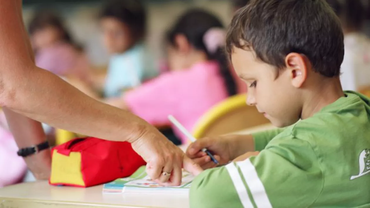 Profesorii care nu se vaccinează împotriva COVID-19 ar putea fi obligați să predea doar în sistem online