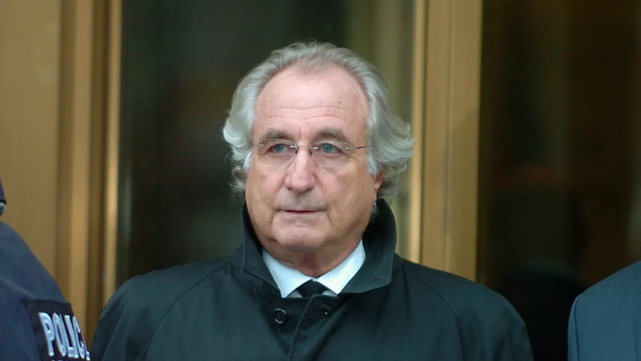 Bernie Madoff a murit într-o închisoare federală. Folosind schema Ponzi, el a orchestrat cea mai mare fraudă financiară din istorie și a fost condamnat la 150 de ani de închisoare