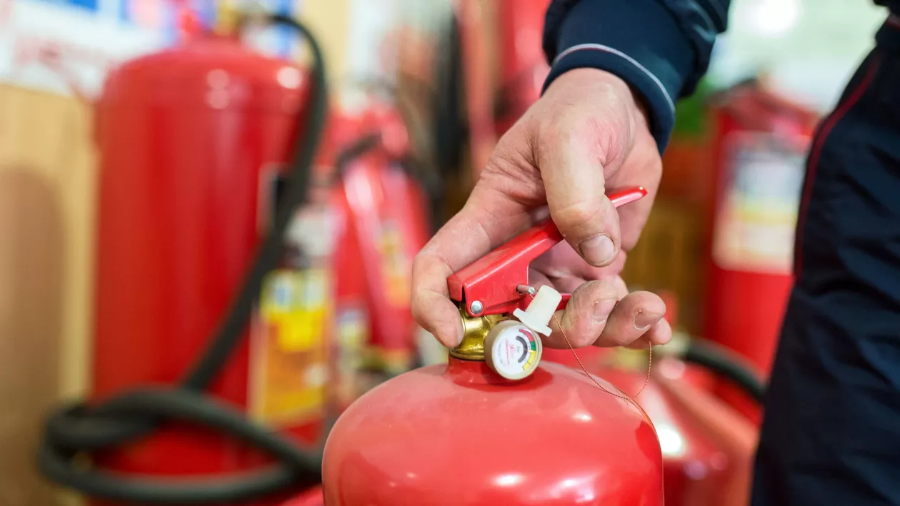 Stingătoare de incendii şi hidranţi necorespunzători, în instituții cheie din 28 de județe. Peste 200 de percheziții și mai multe persoane audiate în legătură cu firma responsabilă