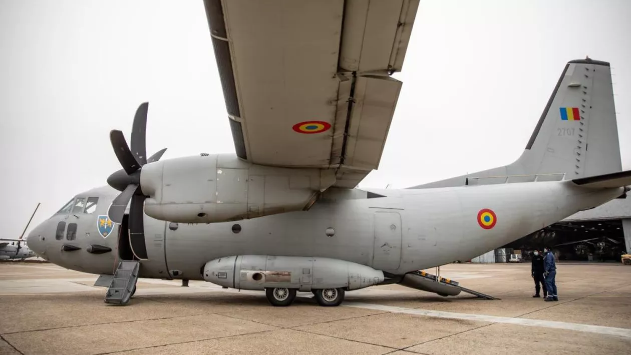 MApN: Patru pacienți cu COVID-19, aflați în stare gravă, au fost transportați de la București la Iași cu un avion militar