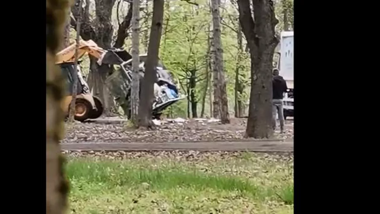 Gunoi aruncat pe sol într-o zonă verde a Capitalei, chiar de către lucrătorii de la salubriare. Firma care se ocupă de strângerea deșeurilor nu ar avea utilaje speciale (FOTO, VIDEO)