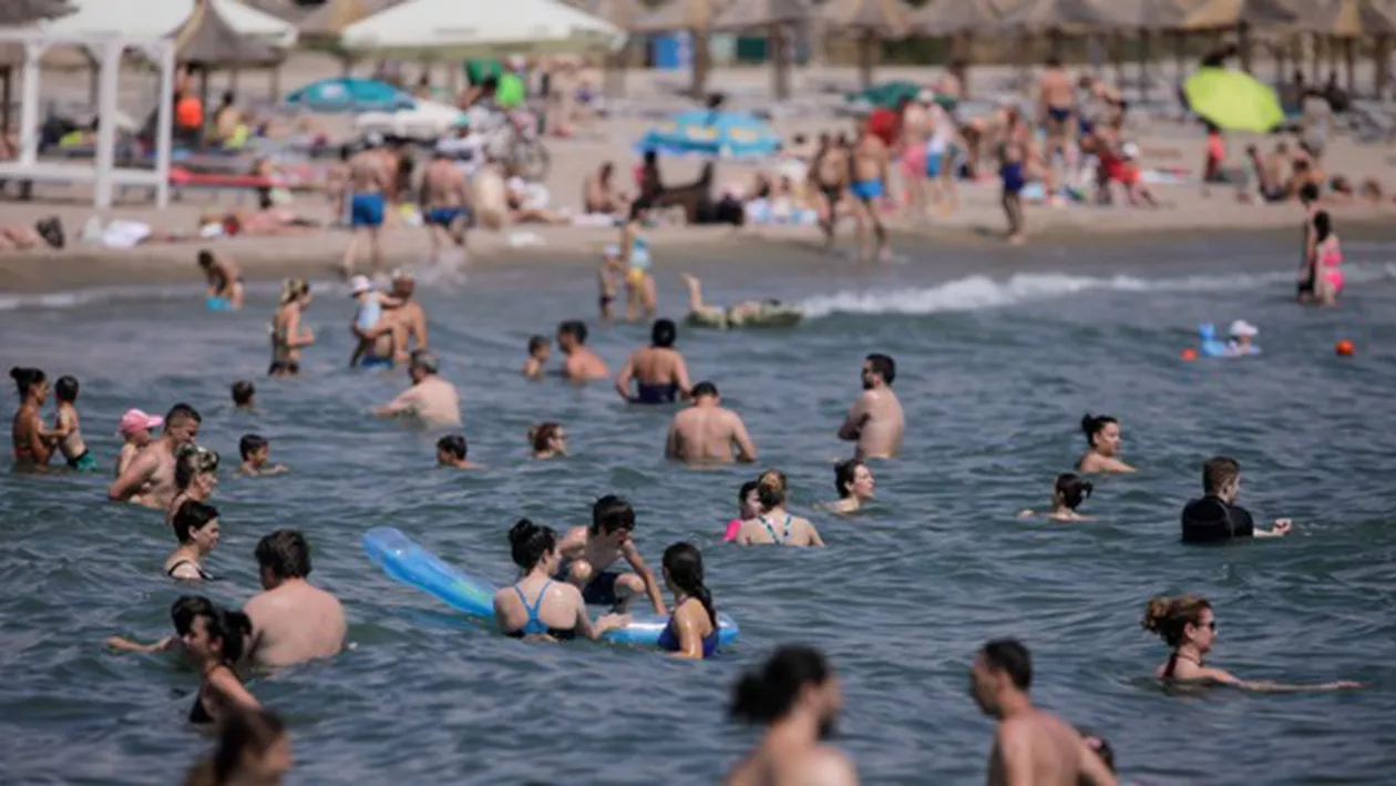 Masca, obligatorie și pe plajă, și în mare, în România: „Acestea sunt regulile