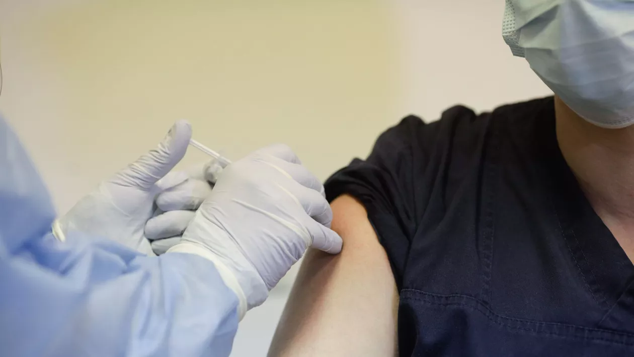 CNCAV: 89.679 de persoane au fost vaccinate anti-COVID în ultima zi. Au fost raportate 101 reacții adverse
