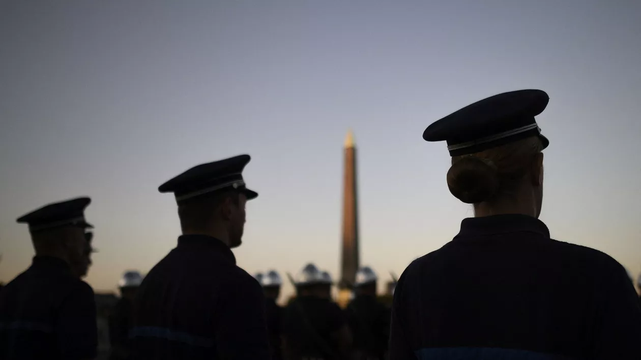 Peste 1.000 de militari francezi, printre care 20 de generali în retragere, cer un regim militar în Franța și vorbesc despre o eventuală lovitură de stat pentru a împiedica un „război civil” și „dezintegrarea” țării