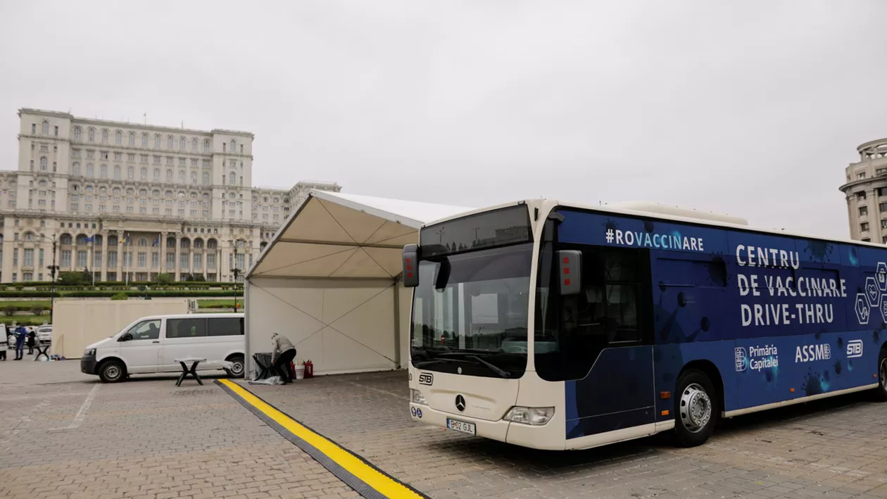 Primul centru de vaccinare de tip drive-thru se deschide, joi, în Piața Constituției din București: Doritorii se pot prezenta la centru fără programare și vor fi vaccinați cu serul Pfizer