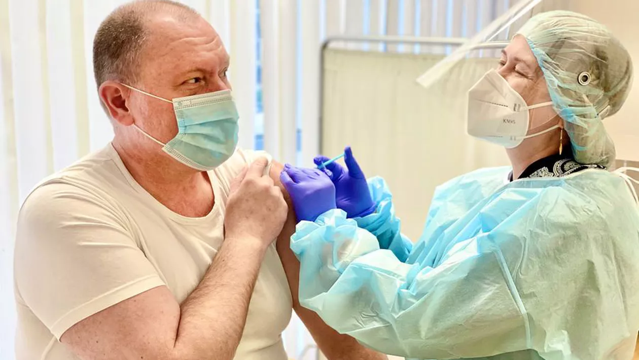 Premierul interimar al Republicii Moldova, vaccinat cu serul chinezesc Sinopharm. Aureliu Ciocoi: Cred cu tărie că imunizarea este singura și cea mai rapidă șansă de a reveni la normalitate