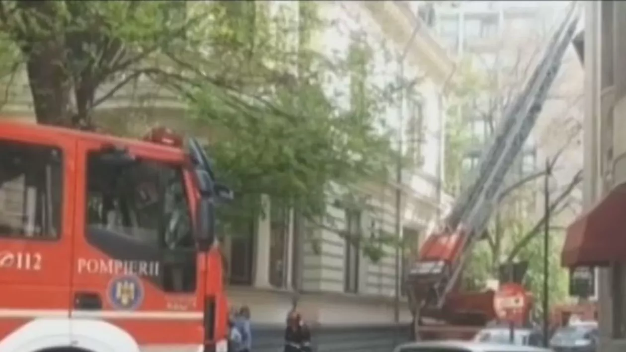 Incendiu într-un apartament din Capitală. Vecinii i-au luat la bătaie pe chiriași (VIDEO)