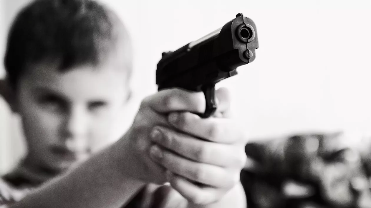 Mureş: Un copil de cinci ani a fost împuşcat accidental de fratele său mai mare