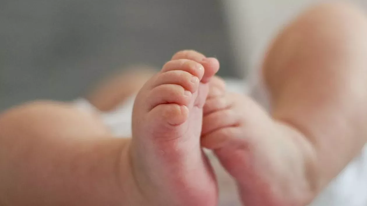 Medicul legist a decis: Bebelușul scufundat în cristelniță, la botez, a murit din cauza pneumoniei. Părinții vor acționa în instanță