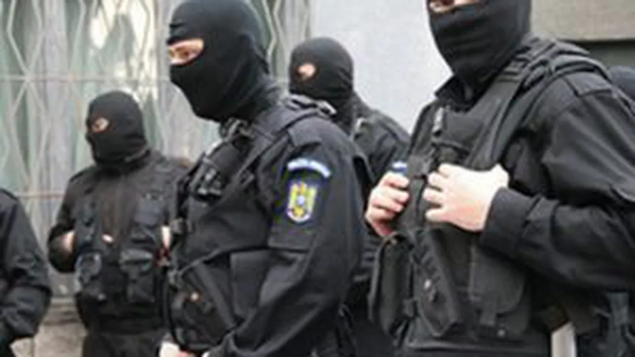 Percheziţii la o grupare care fura maşini de lux din străinătate şi le înmatricula, cu acte false, în România