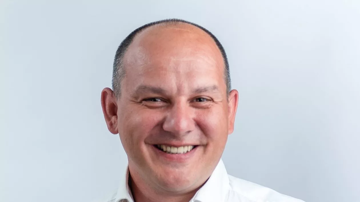 Viceprimarul Horia Tomescu, vizat de noi controverse. Nu a știut că centrul de vaccinare drive-thru din Capitală e în Piața Constituției, deși gestionează sănătatea bucureștenilor (FOTO)