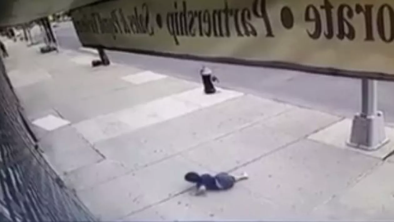SUA: Un copil de 3 ani a supravieţuit miraculos după ce a căzut de la etajul 5 al unui bloc (VIDEO)