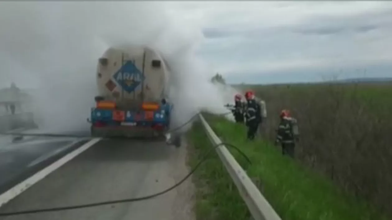 O cisternă încărcată cu combustibil, în flăcări pe A1. Traficul rutier este restricționat în zonă (VIDEO)