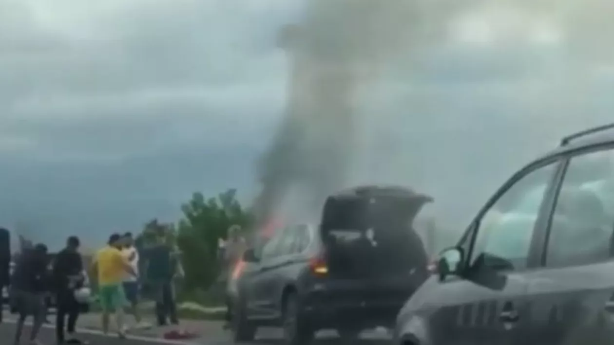 Autoturism în flăcări pe Autostrada Soarelui. Traficul rutier este blocat pe sensul de mers către mare (VIDEO)