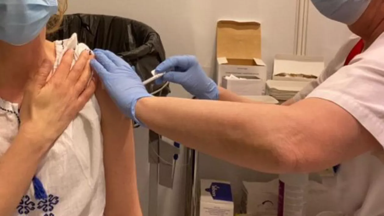 Cozi imense în fața centrelor de vaccinare-maraton din Capitală. Oamenii încearcă să se vaccineze fără programare (VIDEO)