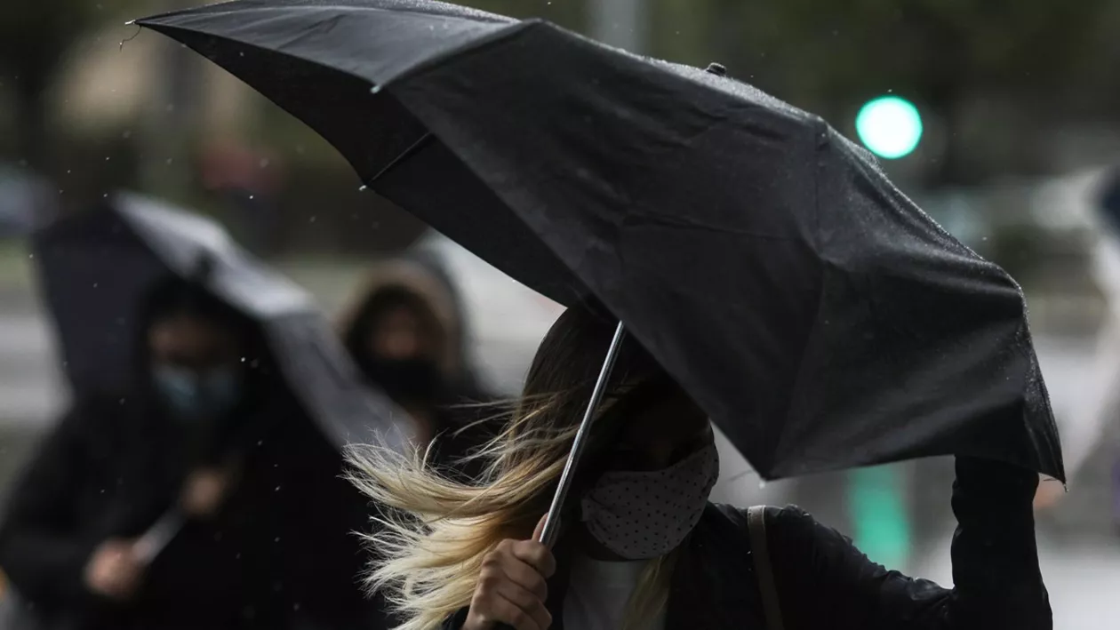 Avertizare de vreme rea: ploi torenţiale, descărcări electrice şi intensificări ale vântului, până vineri seară