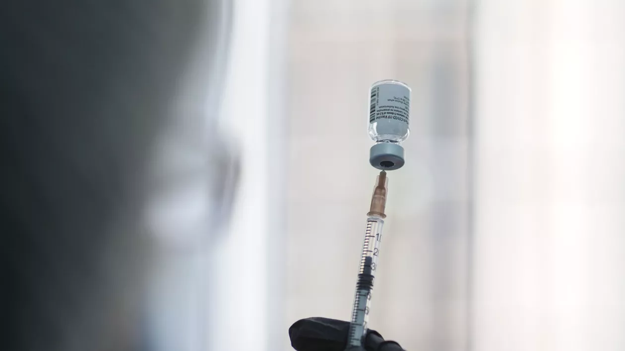 CNCAV: 104.754 de persoane, vaccinate anti-COVID în ultima zi. Doar 78 de reacții adverse