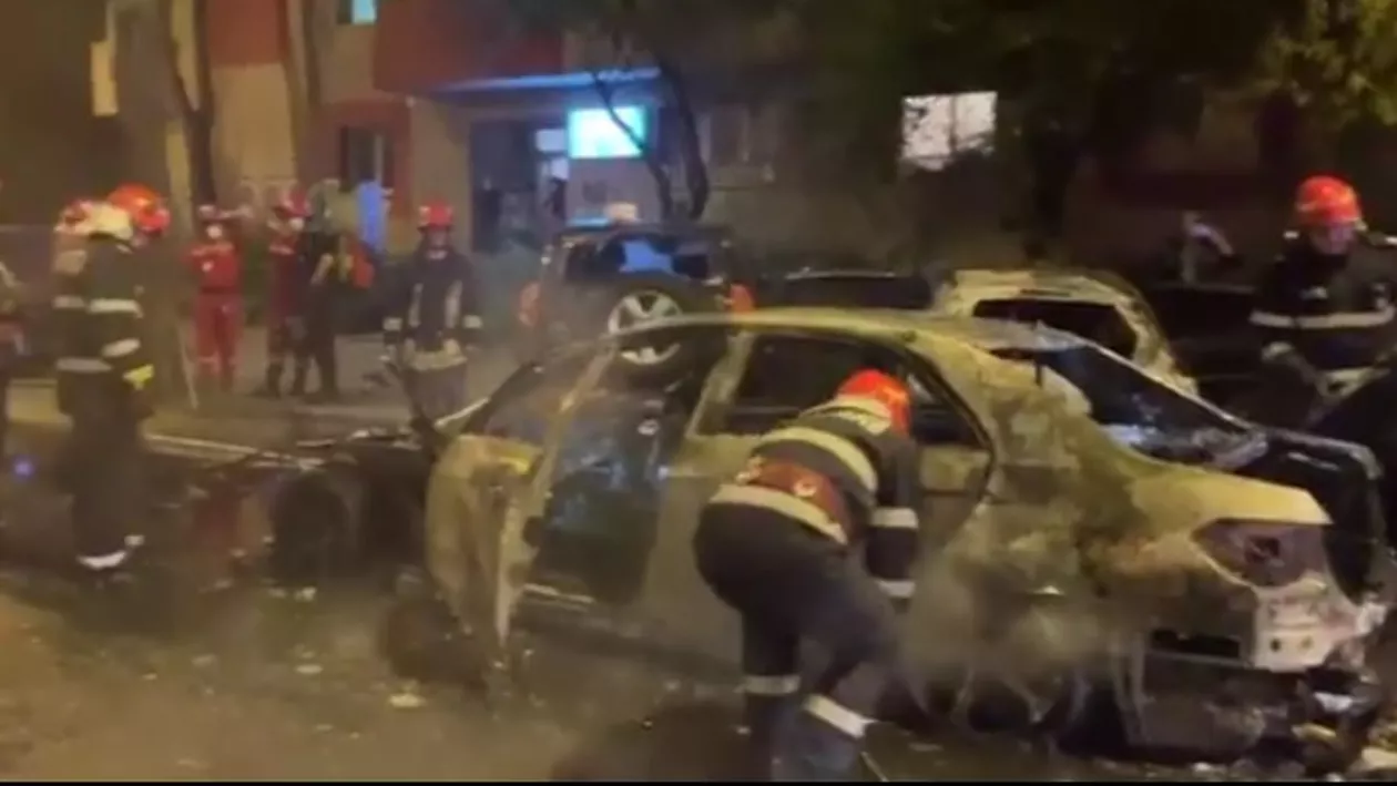 Incendiu în centrul Bucureștiului. Patru mașini s-au făcut scrum (VIDEO)