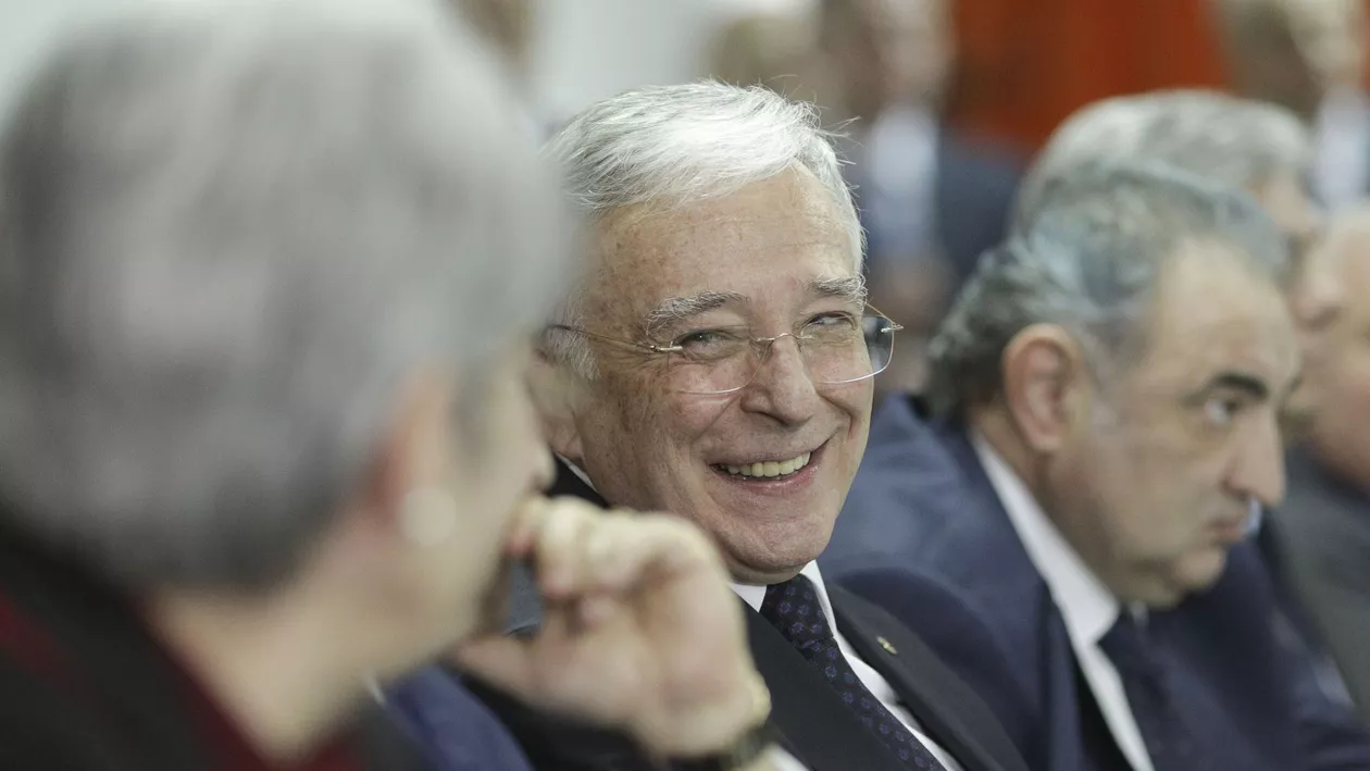 Procesul în care Mugur Isărescu e acuzat de colaborare cu Securitatea, suspendat până se pronunță CCR asupra unei excepții de neconstituționalitate